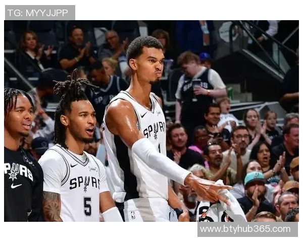 年轻球员激情四溢文班遭双人犯规卡斯尔与米奇争执双双被罚