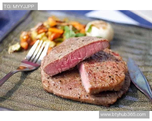 亚当斯如野兽般光脚漫步手持牛排展现原始魅力